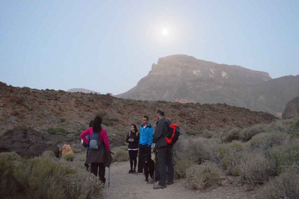 La atmosfera durante la tarde, en el entorno de las rocas emblemáticas, encanta a los senderistas