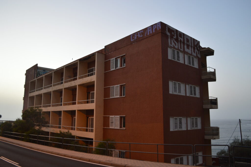 Hotel Neptuno, vista de la trasera desde la carretera general