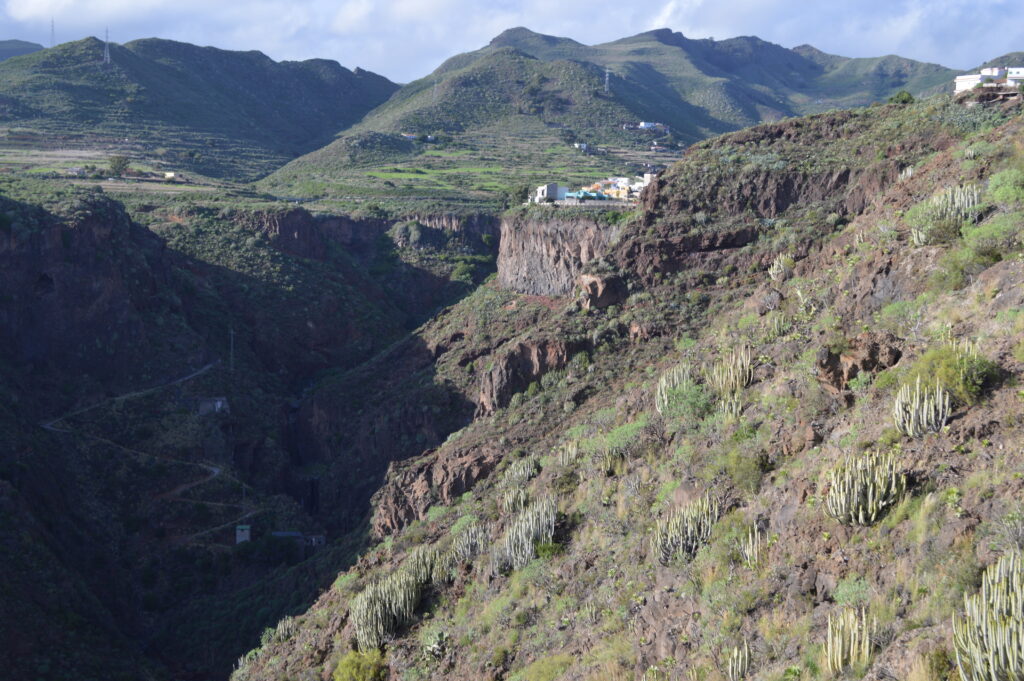 El Camino de las Lecheras pasa por la parte superior del Barranco de Santos