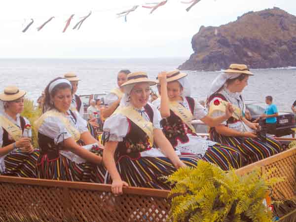 , , las candidatas a Romera Mayor .