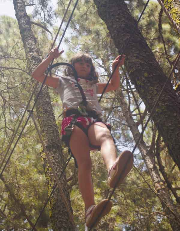 Forestal Park Tenerife: chica balanceando sobre cuerdas 1