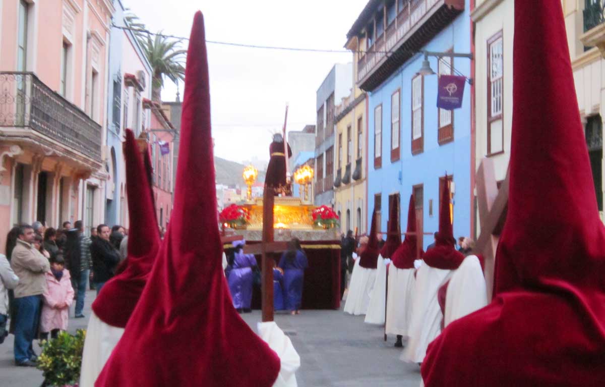 Una procesión de la Semana Santa en el casco antiguo de La Laguna