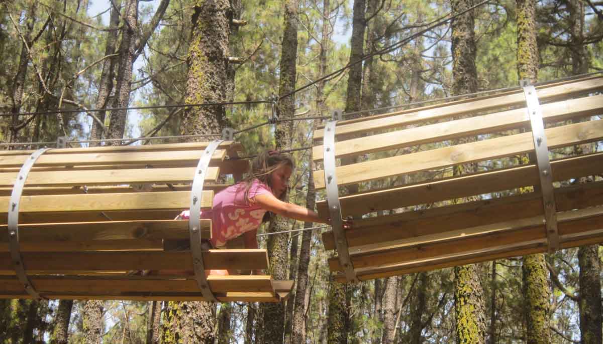 Una niña en el Forestal Park Tenerife