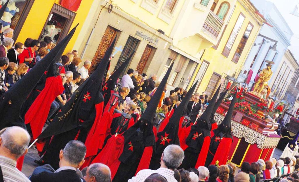 La procesión del Viernes Santo por el casco antiguo de La Laguna