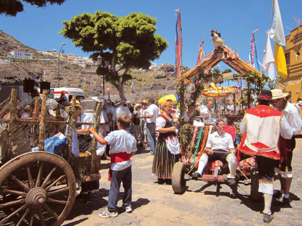 Los romeros dan los últimos retoques a los vehículos y coordinan el curso del desfile 