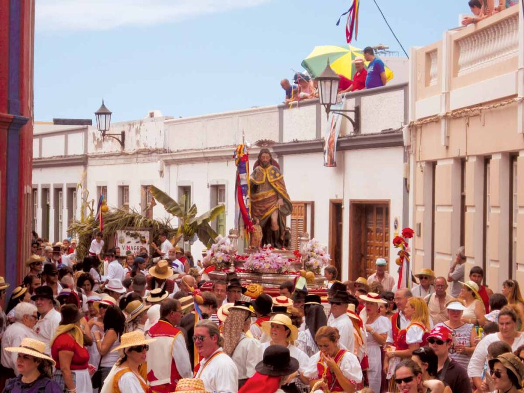 El santo y los romeros pasan por muchas  estrechas calles del casco antiguo de Garachico 