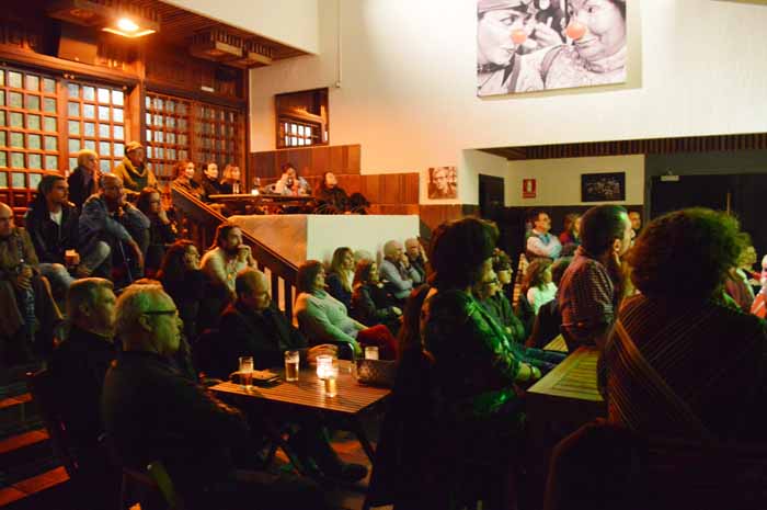 El público durante una función en el hall de teatro