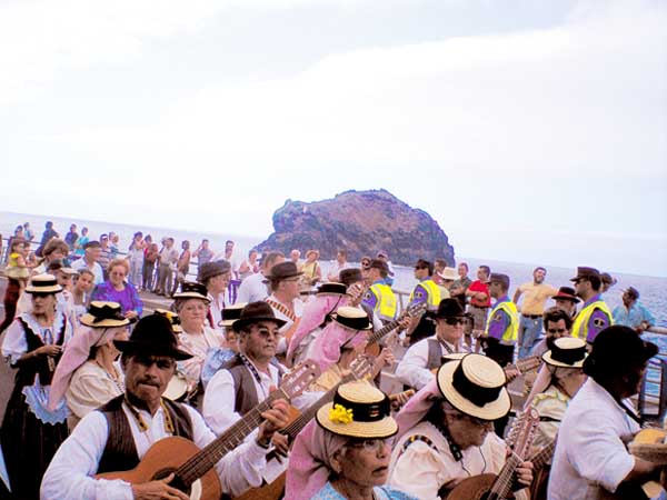 . . . y los romeros pasan por el roque