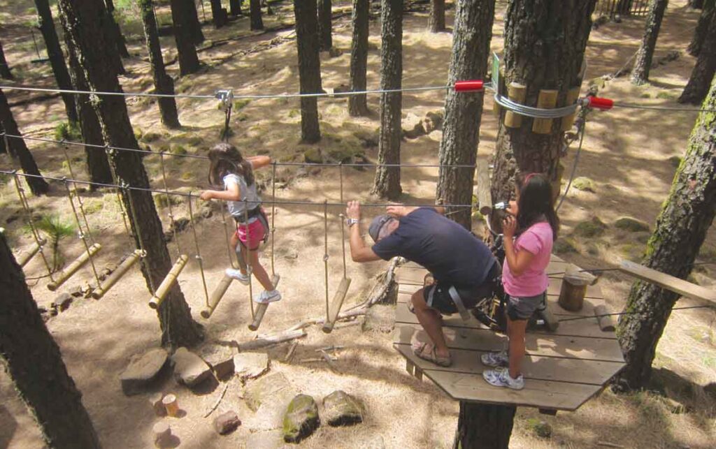 Una familia pasa por el recorrido del Forestal Park Tenerife 