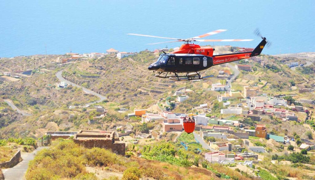 La Brigada Forestal (Brifor): un helicóptero se acerca a una balsa para recargar el depósito transportable