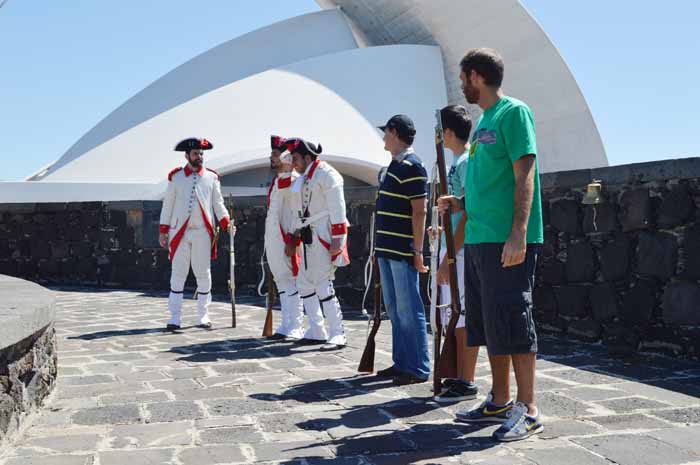 . . . reparten fusiles a los visitantes 