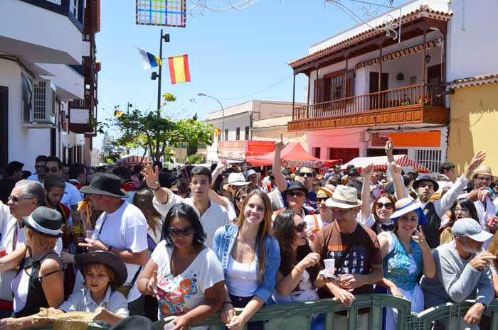 . . el público detrás de las vallas disfruta del desfile 