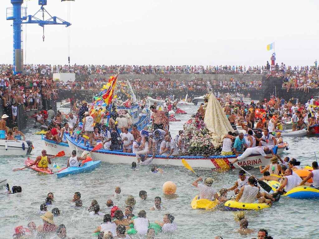 No fácil de mantener el rumbo: el buque de la Virgen está escoltado por innumerables barcos y bañistas