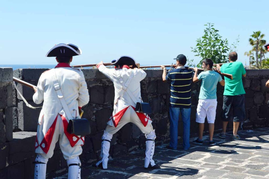 Al final, todo el mundo debe defender el Castillo Negro contra un enemigo imaginario 