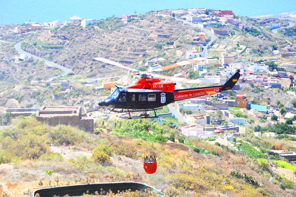 Con el Bambi lleno de agua el helicóptero vuelve para extinguir el conato