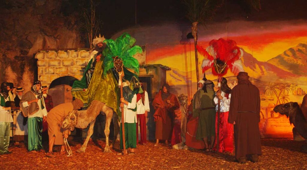 Los Reyes Magos y su numerosa escolta de sirvientes y criados ya han llegado a la plaza de la iglesia tejinera