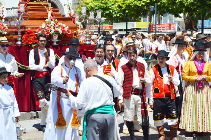 En la plaza de la iglesia de Tegueste, las autoridades saludan a los romeros