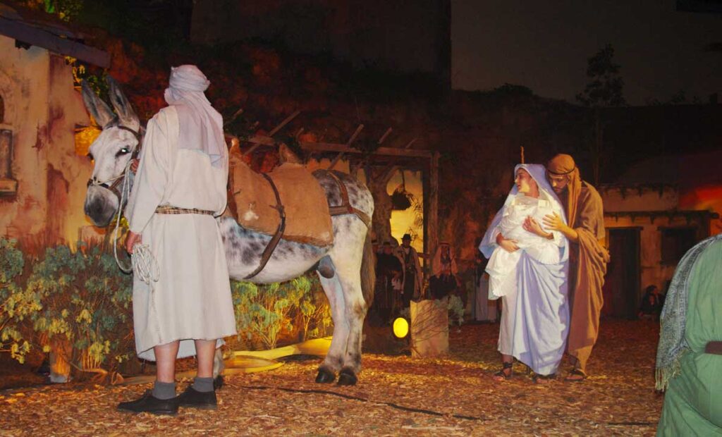 José y María recogen sus enseres para huir de los esbirros del malvado rey Herodes