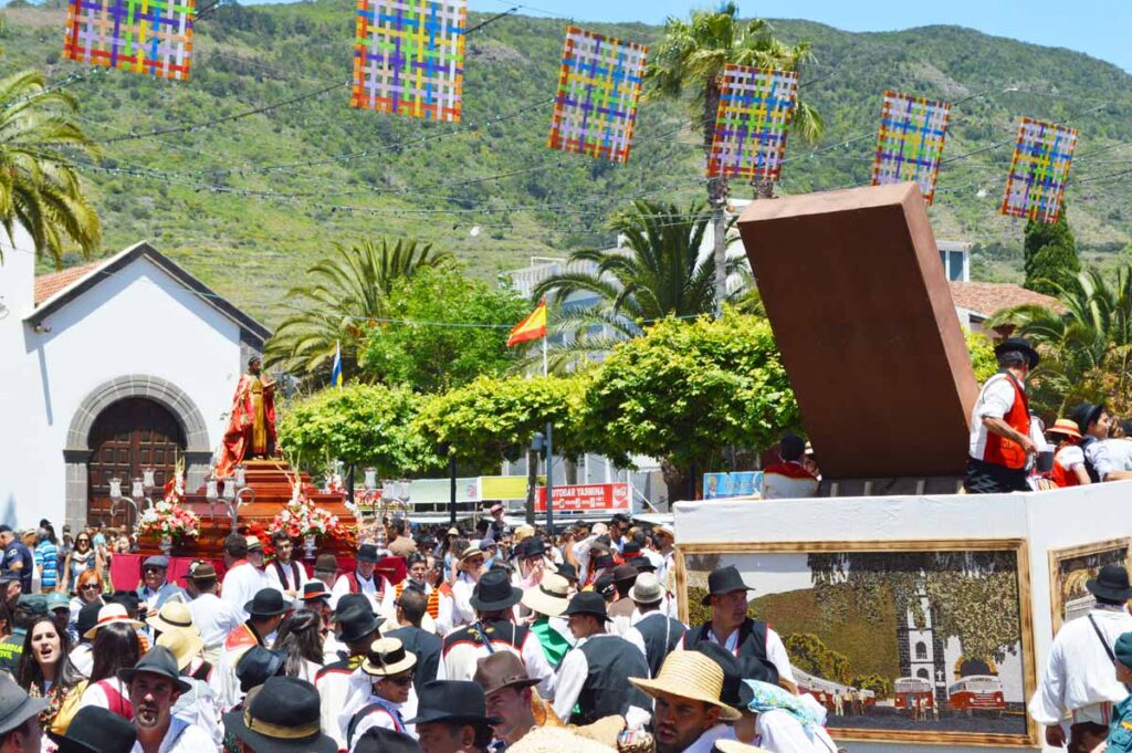 La carreta pasa por la iglesia y el santo para entrar en la recta final