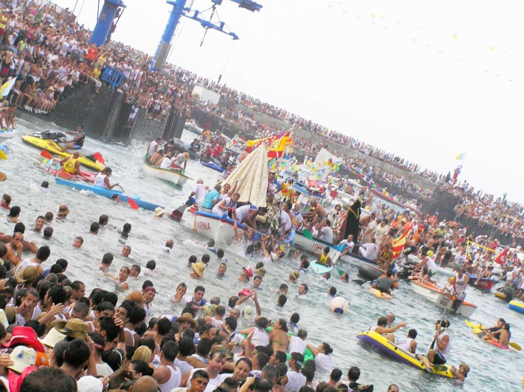 El complicado inicio de un corto viaje: la Virgen y San Telmo en su camino a la playa de Los Realejos