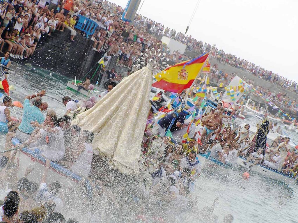 El barco de la Virgen del Carmen se despide para zarpar hacia el mar