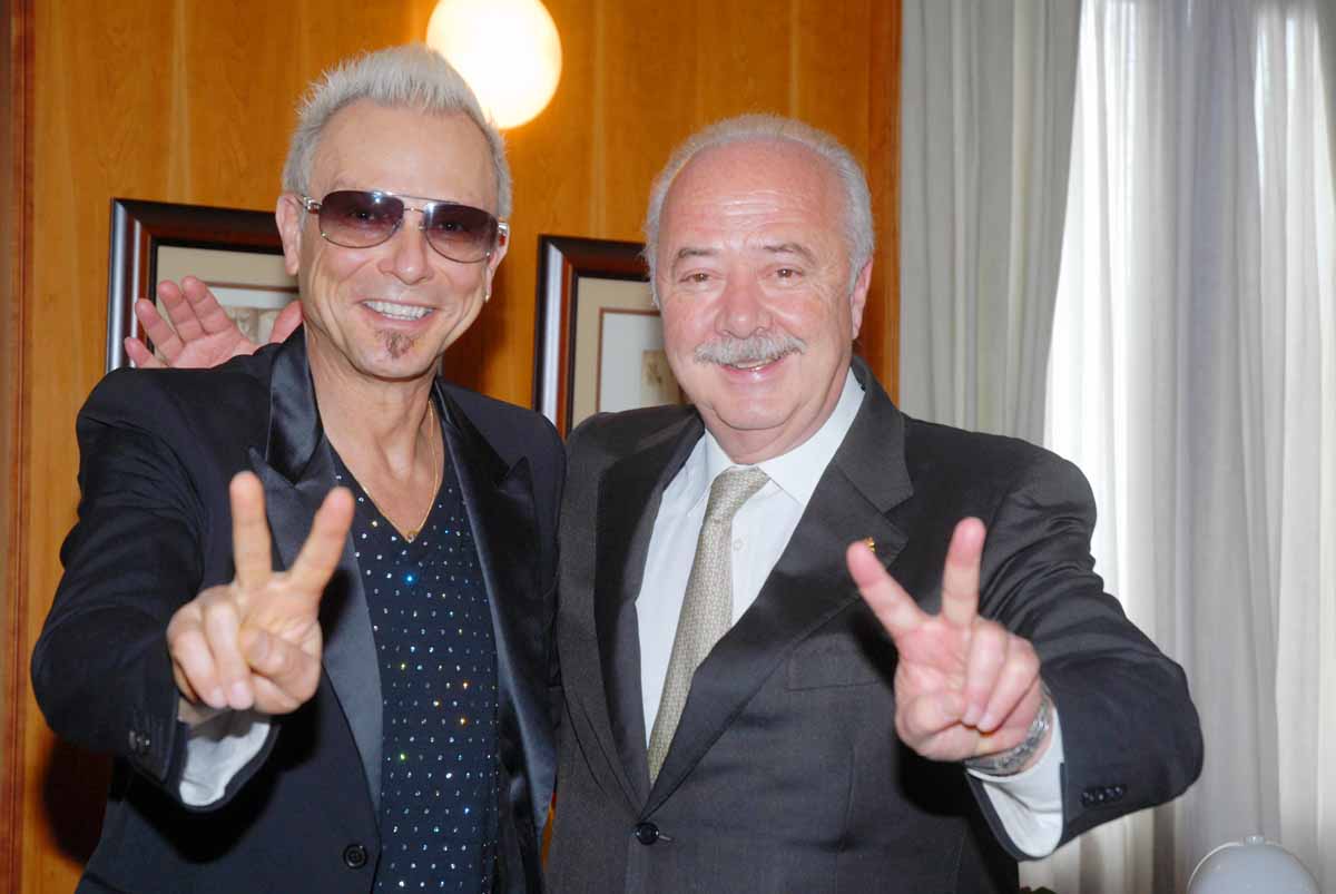 El Presidente del Cabildo de Tenerife, Ricardo Melchior y Rudolf Schenker, guitarrista del grupo de rock alemán Scorpions