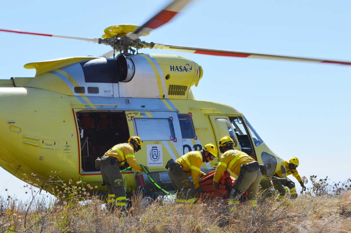 La tripulación de un helicóptero de la Brifor practica en simulacro