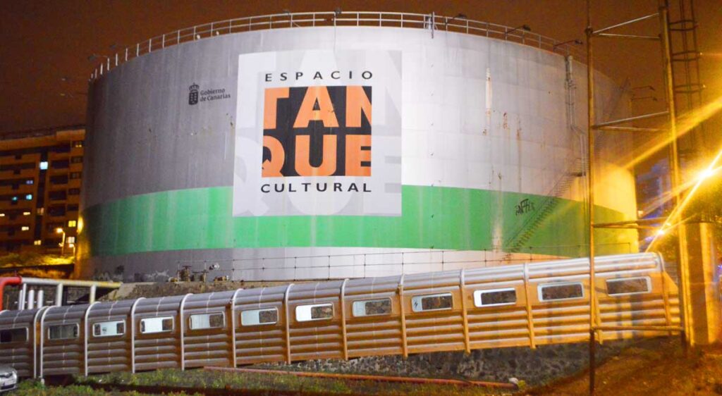 El exterior del centro cultural El Tanque ubicado en la capital tinerfeña