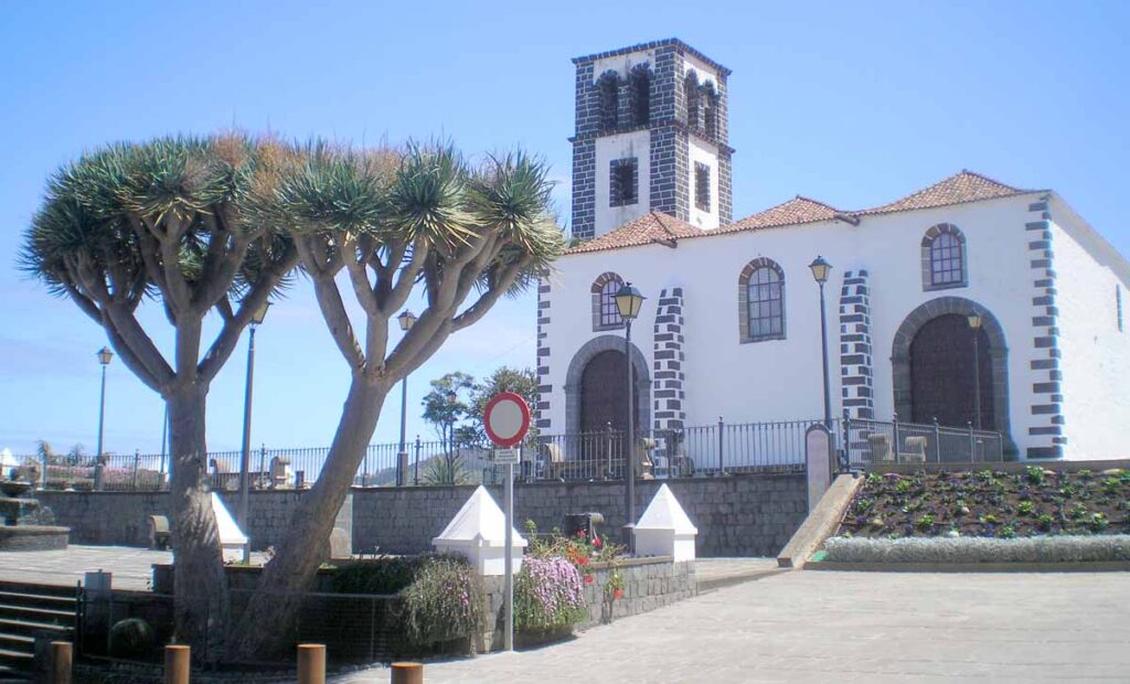 La fachada frontal de la iglesia Santa Catalina de Tacoronte