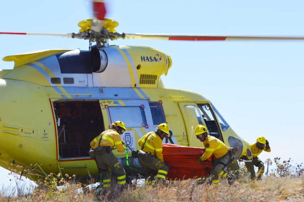 A toda prisa y sin pausa: bomberos de la Brifor saliendo del helicóptero en la zona de emergencia