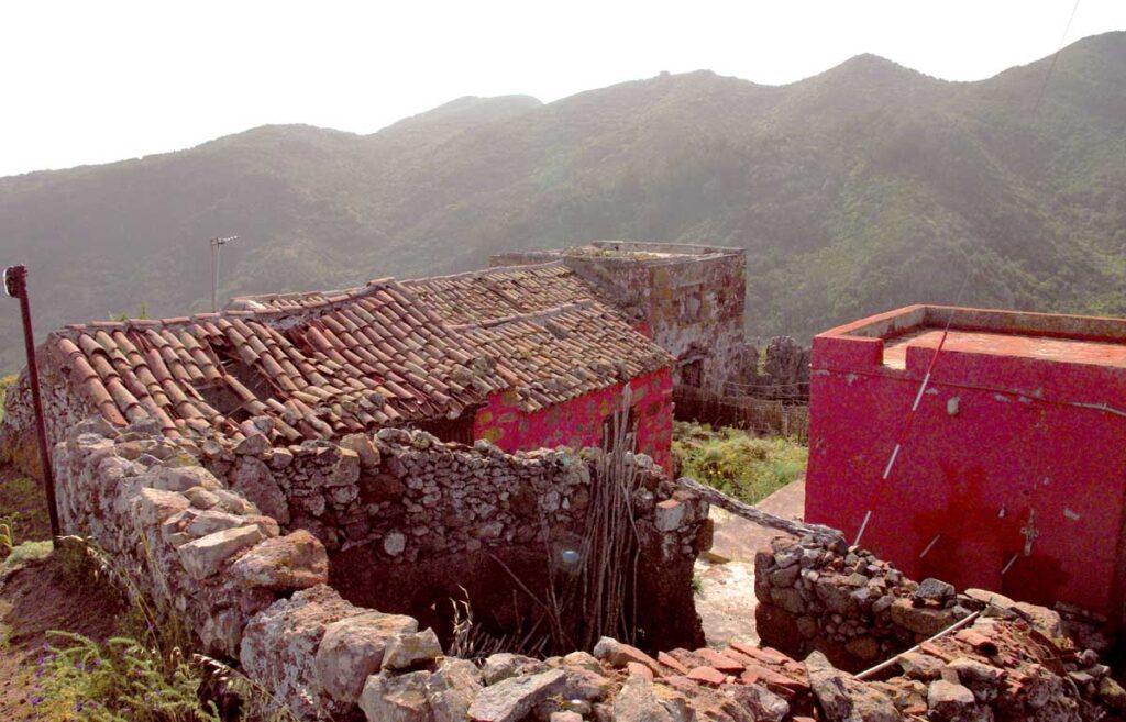 Una antigua casa rural en ruinas 