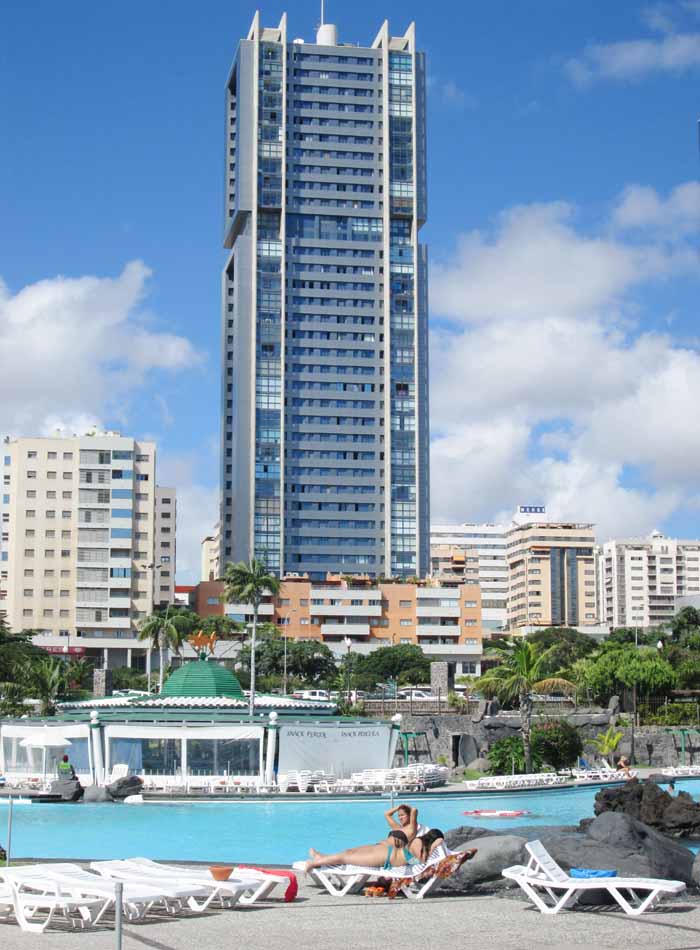 El Parque Marítimo está ubicado al pie de las torres