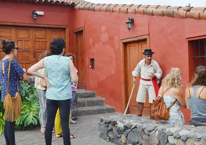 El medianero Juan presenta a los visitantes . . .