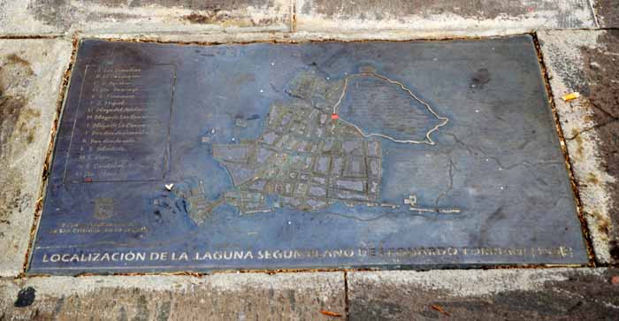 La placa conmemorativa en La Laguna