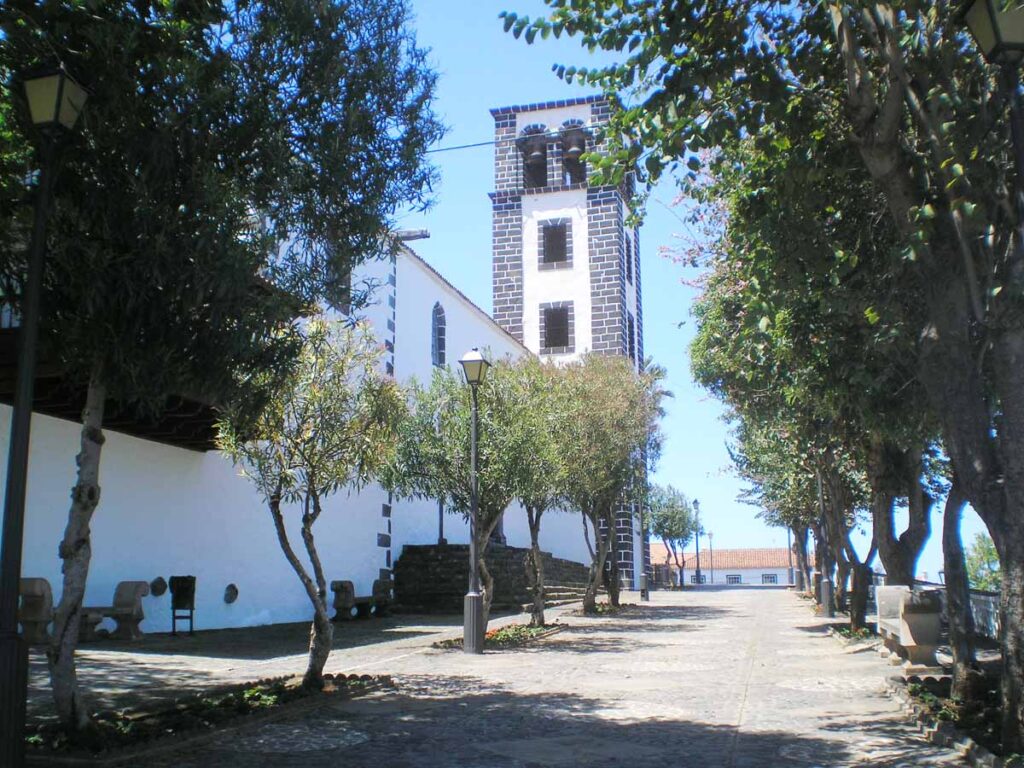 La trasera de la torre de la iglesia Santa Catalina de Tacoronte