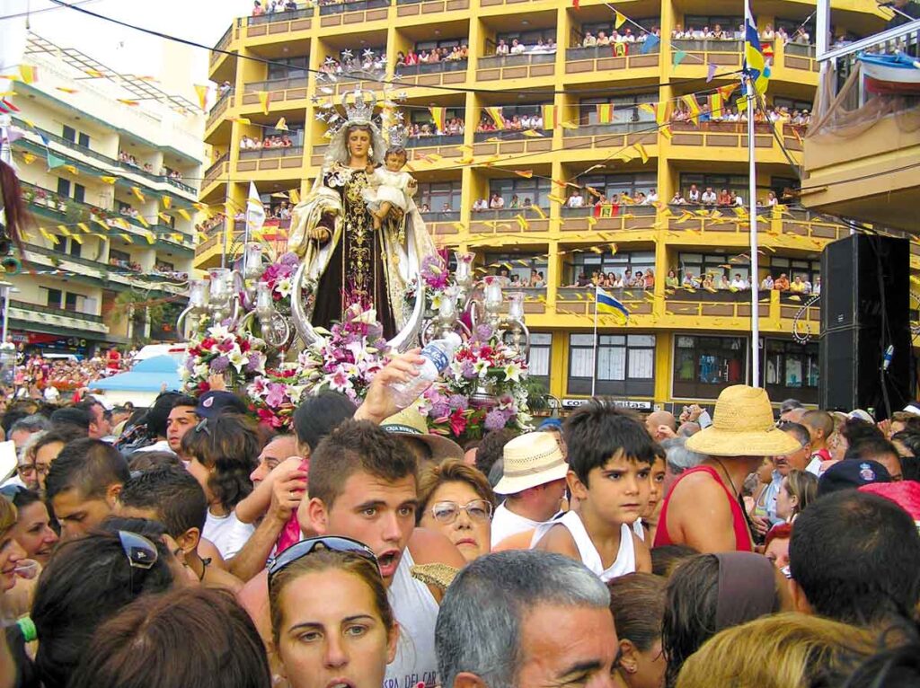 En la calle la gente se aglomera para acercarse a la imagen de la patrona de los pescadores