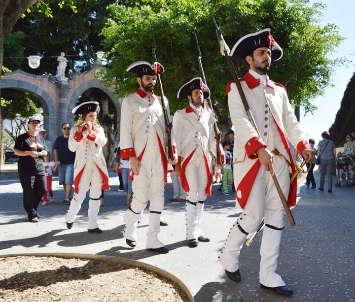 La guardia delante del pórtico de la Alameda