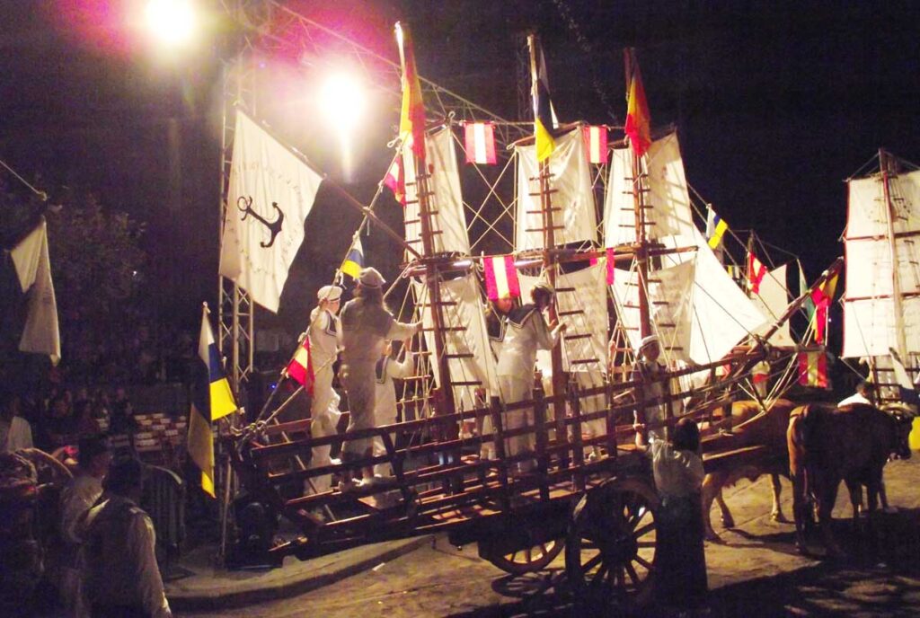 Yuntas de Bovino tiran los barcos de Tegueste. En las carretas están muchos tripulantes