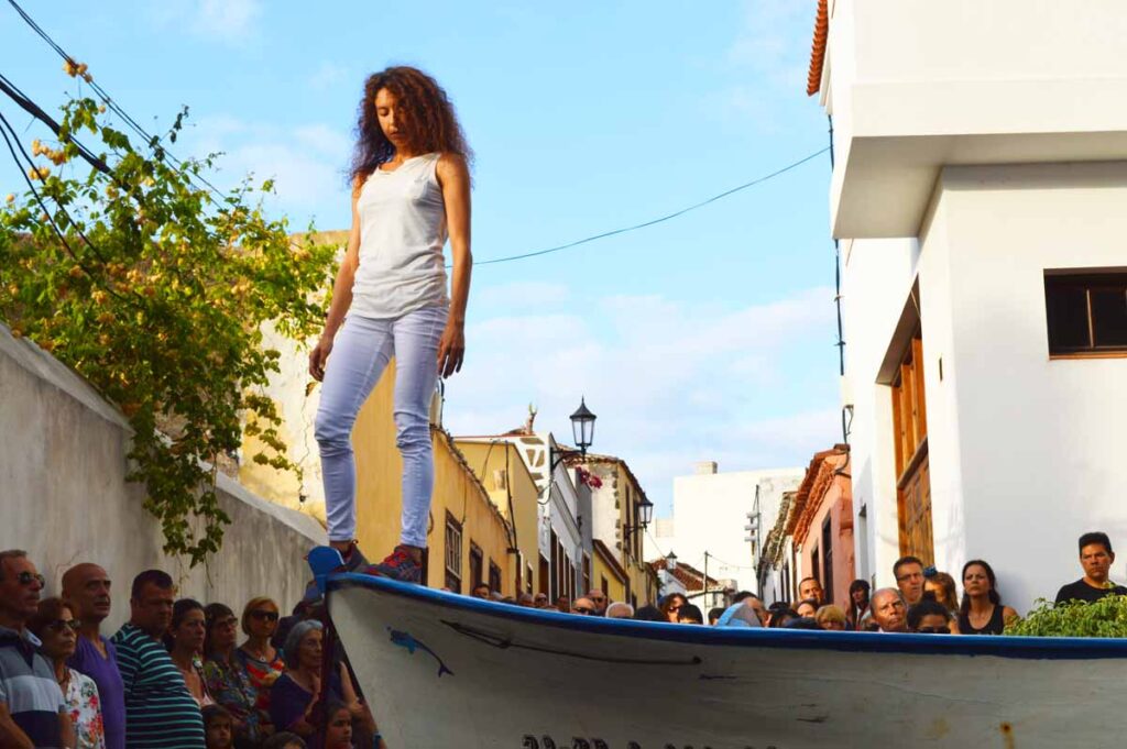 Una barca sobre un remolque puesto entre las fachadas de casas canarias tradicionales como escenario