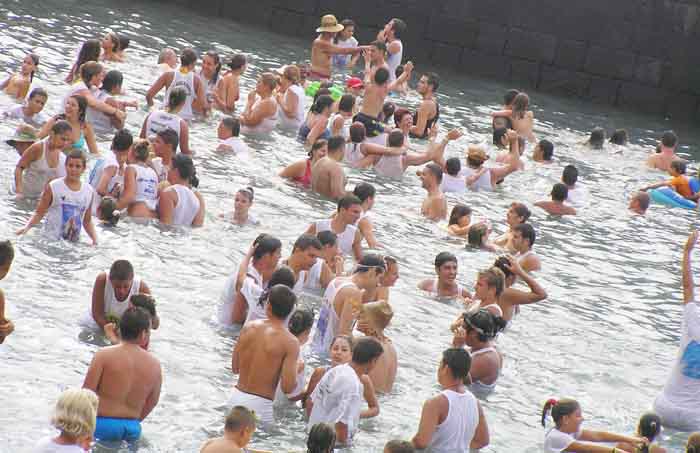 Los bañistas disfrutan los momentos de espera 