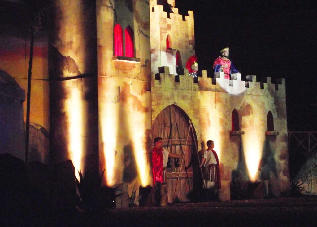 El rey Herodes sale a la terraza de su castillo para atender a los Reyes Magos