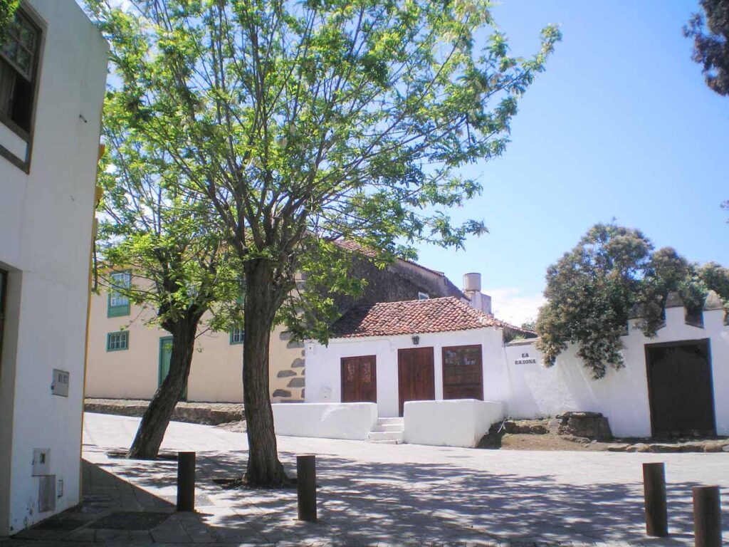 La fachada frontal del restaurado edificio histórico La Casona 