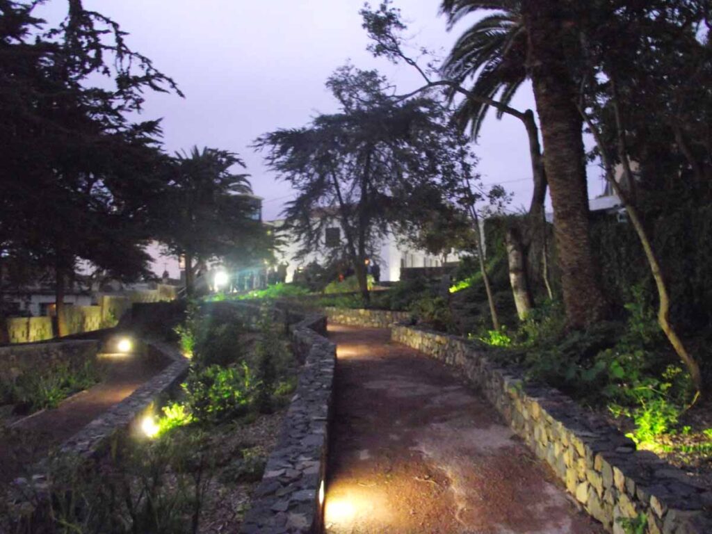 El jardín detrás de los edificios de La Casona