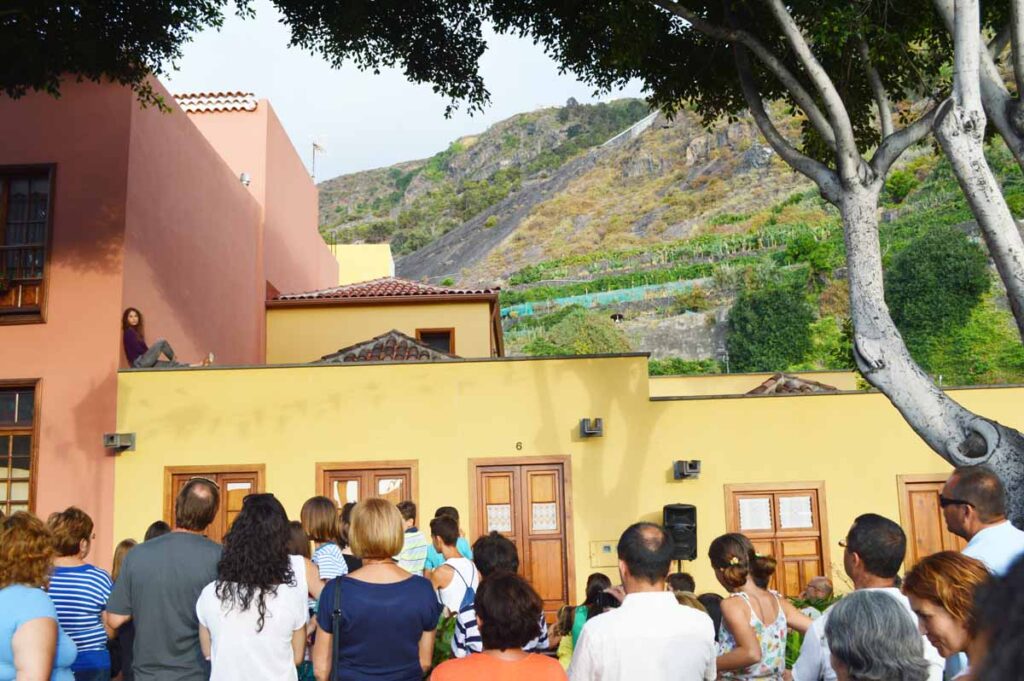 El techo para bailar, la corona de la sabina y el muro, enmarcan un panorama impresionante