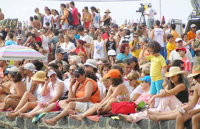 Esperando en la muelle de la Casa de la Aduana