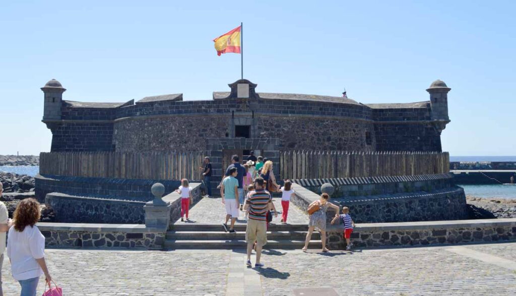 La ruta culmina en el interior del Castillo Negro, ubicado al lado de Auditorio de Tenerife