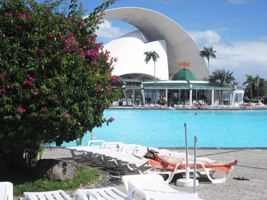 El Parque Marítimo: disfrutar del sol enfrente del monstruoso arco del Auditorio de Tenerife 