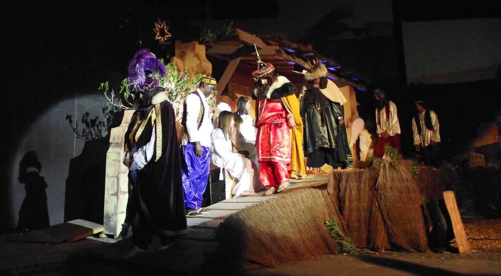 Tras el solemne acto, los Reyes Magos y sus pajes salen de Belén para regresar al Oriente 