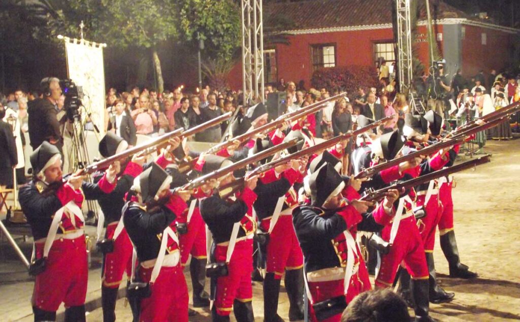 Las salvas de ordenanza de los soldados señalan el inicio de la procesión