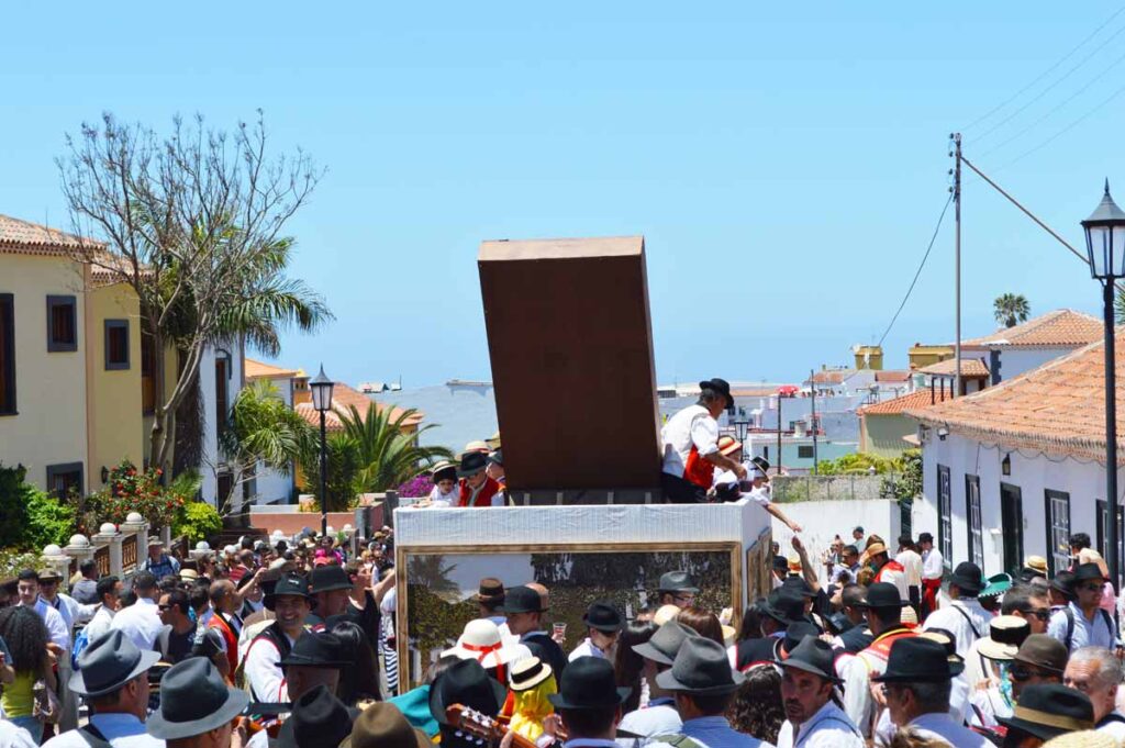 Desde el inicio, la carreta tiene que meterse entre un montón de espectadores